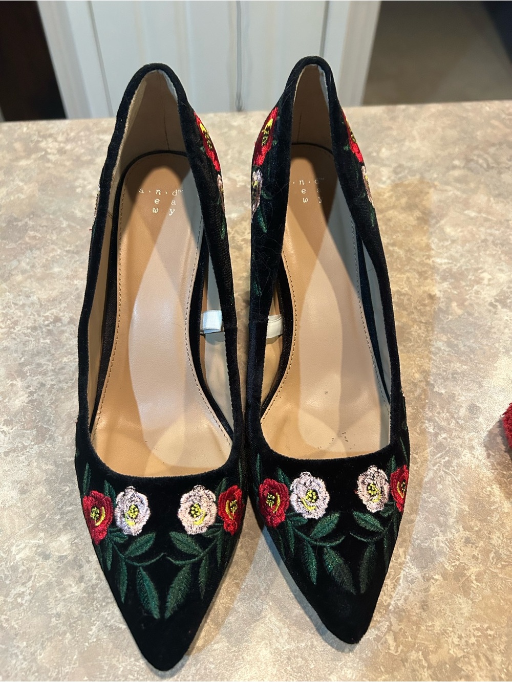 a new day Black Embroidered Floral Pointed Toe Pumps 9.5